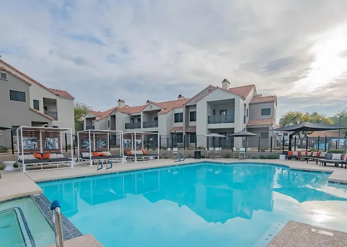 Chic Golf Pickleball Pool Hot Tub King Bed Parking Apartment