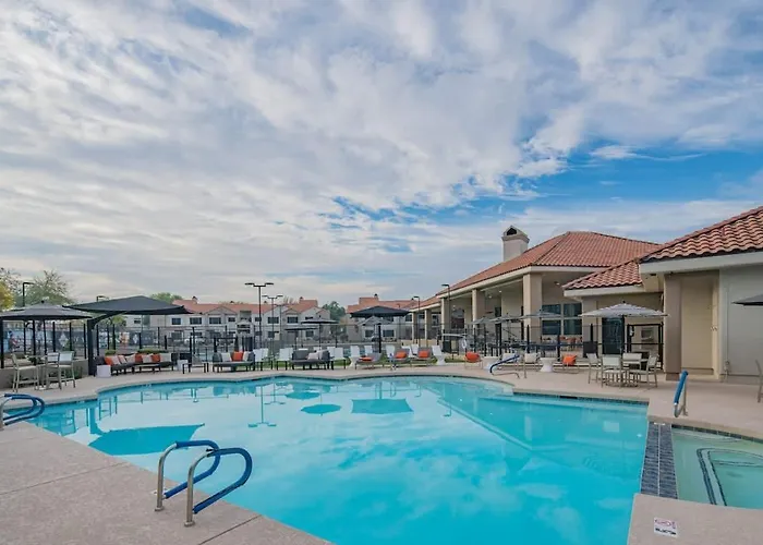 Chic Golf Pickleball Pool Hot Tub King Bed Parking Apartment