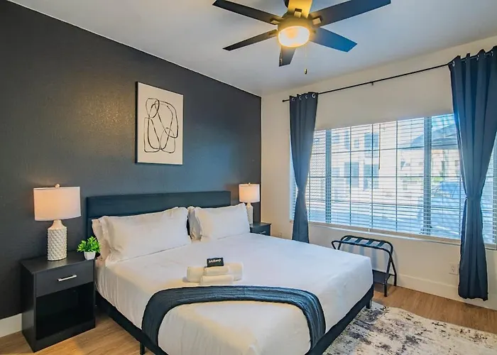 Chic Golf Pickleball Pool Hot Tub King Bed Parking Apartment Scottsdale