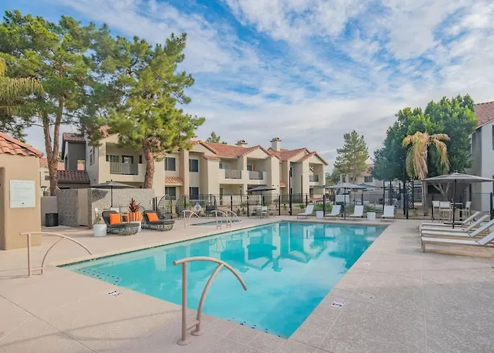Apartment Chic Golf Pickleball Pool Hot Tub King Bed Parking Scottsdale