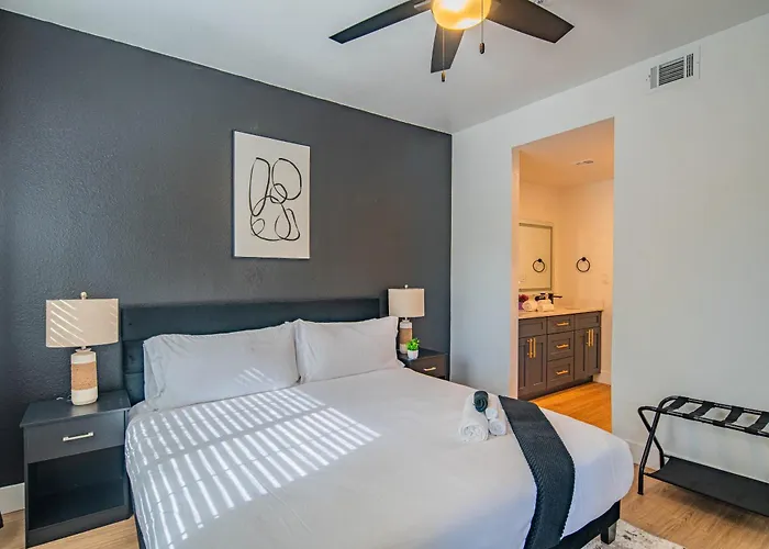 Chic Golf Pickleball Pool Hot Tub King Bed Parking