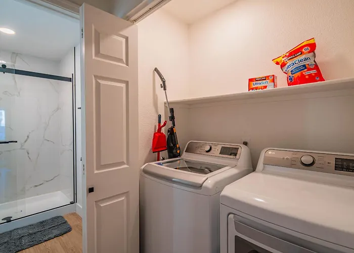 Apartment Chic Golf Pickleball Pool Hot Tub King Bed Parking