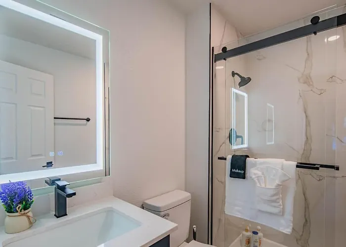 Chic Golf Pickleball Pool Hot Tub King Bed Parking Apartment Scottsdale