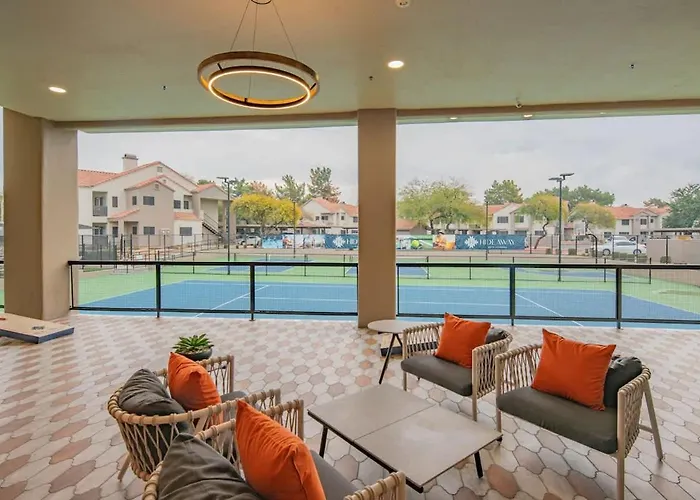 Chic Golf Pickleball Pool Hot Tub King Bed Parking Apartment *