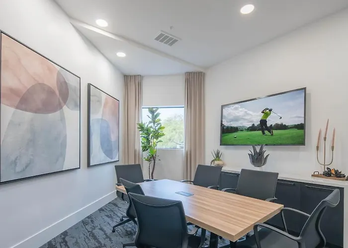 Chic Golf Pickleball Pool Hot Tub King Bed Parking Apartment Scottsdale