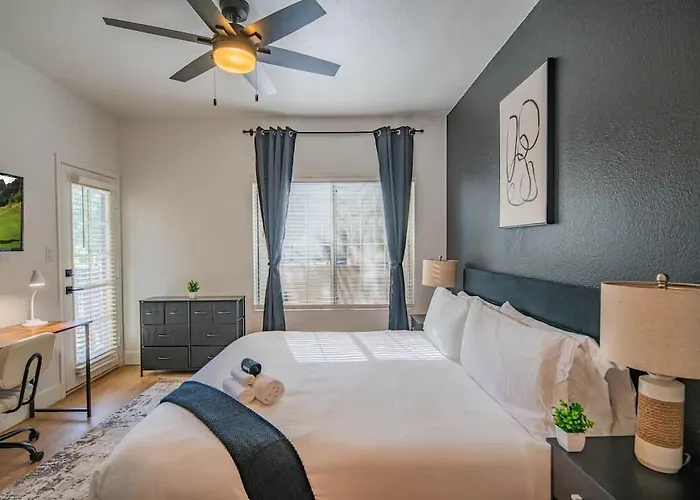 Apartment Chic Golf Pickleball Pool Hot Tub King Bed Parking Scottsdale
