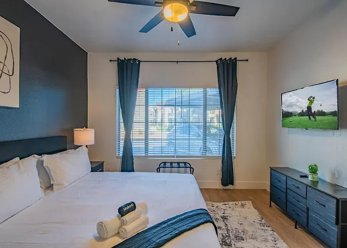 Chic Golf Pickleball Pool Hot Tub King Bed Parking