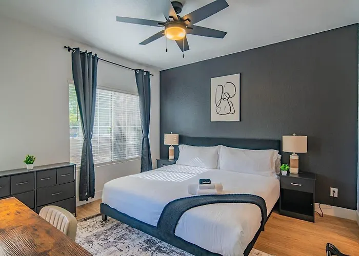 Apartment Chic Golf Pickleball Pool Hot Tub King Bed Parking