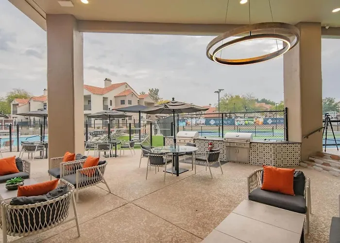 Chic Golf Pickleball Pool Hot Tub King Bed Parking Apartment Scottsdale
