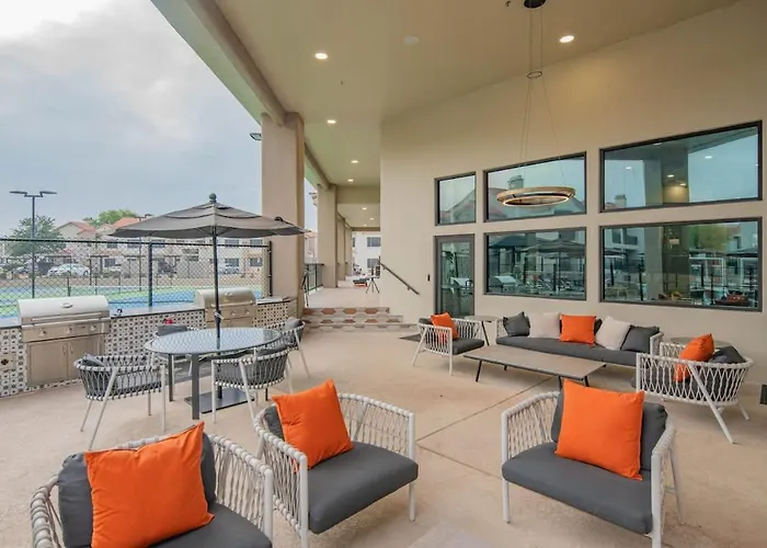 Apartment Chic Golf Pickleball Pool Hot Tub King Bed Parking Scottsdale