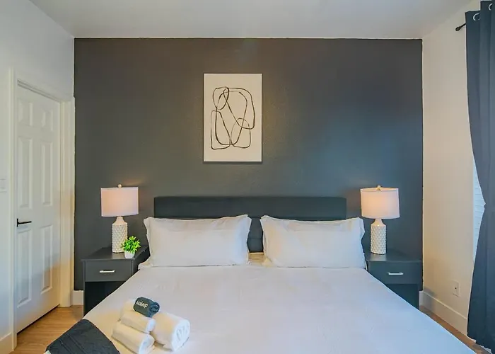Apartment Chic Golf Pickleball Pool Hot Tub King Bed Parking *