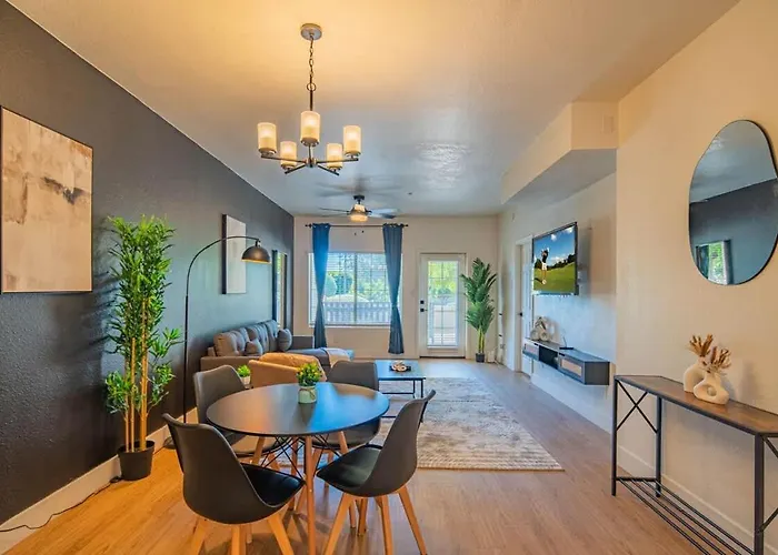 Apartment Chic Golf Pickleball Pool Hot Tub King Bed Parking Scottsdale